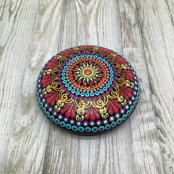 Mandala Steen in roze, paars, blauw en goud 