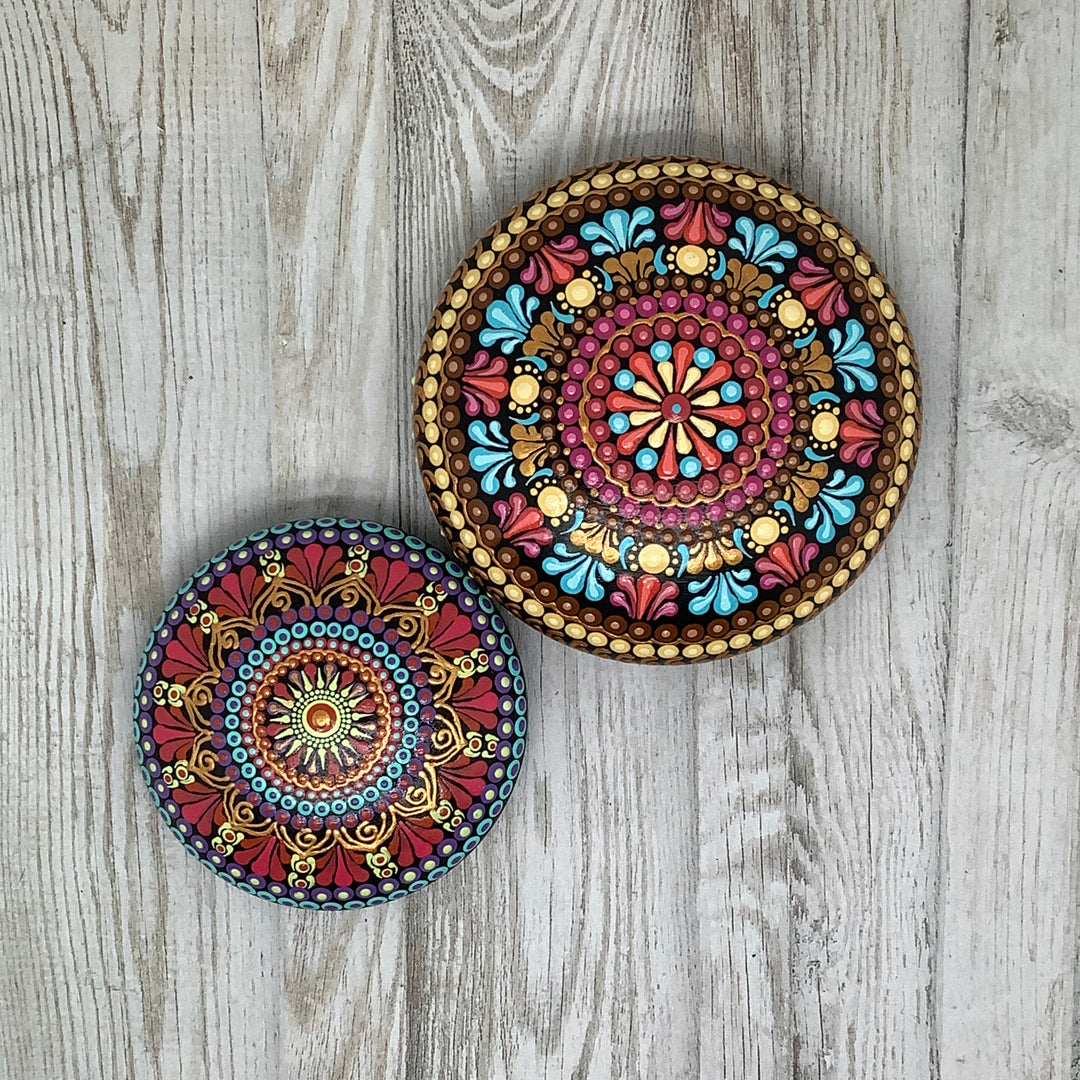 Mandala Steen in roze, paars, blauw en goud 