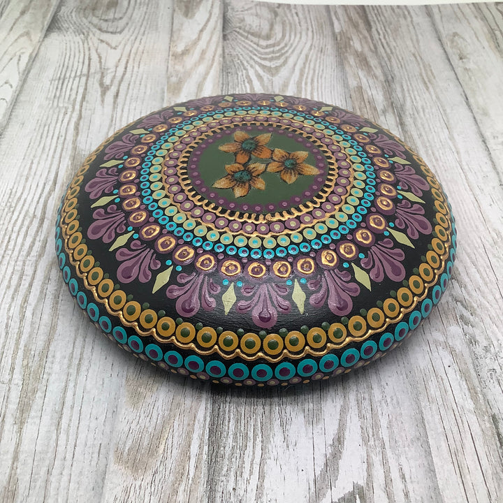 Mandala Steen in paars, groen, blauw en goud 