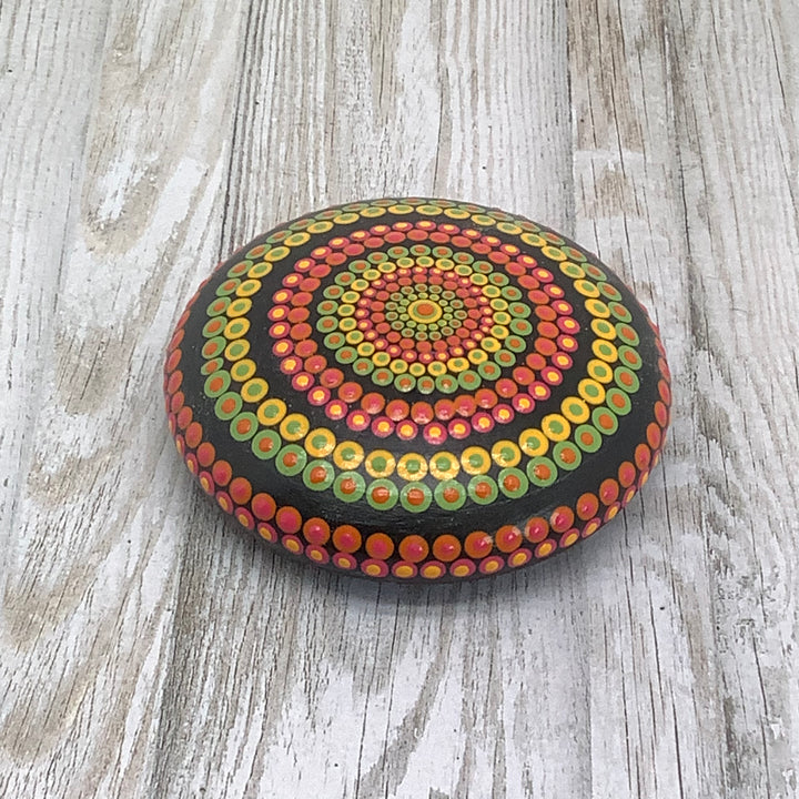 Mandala Steen Dot Art in groen, rood en geel 