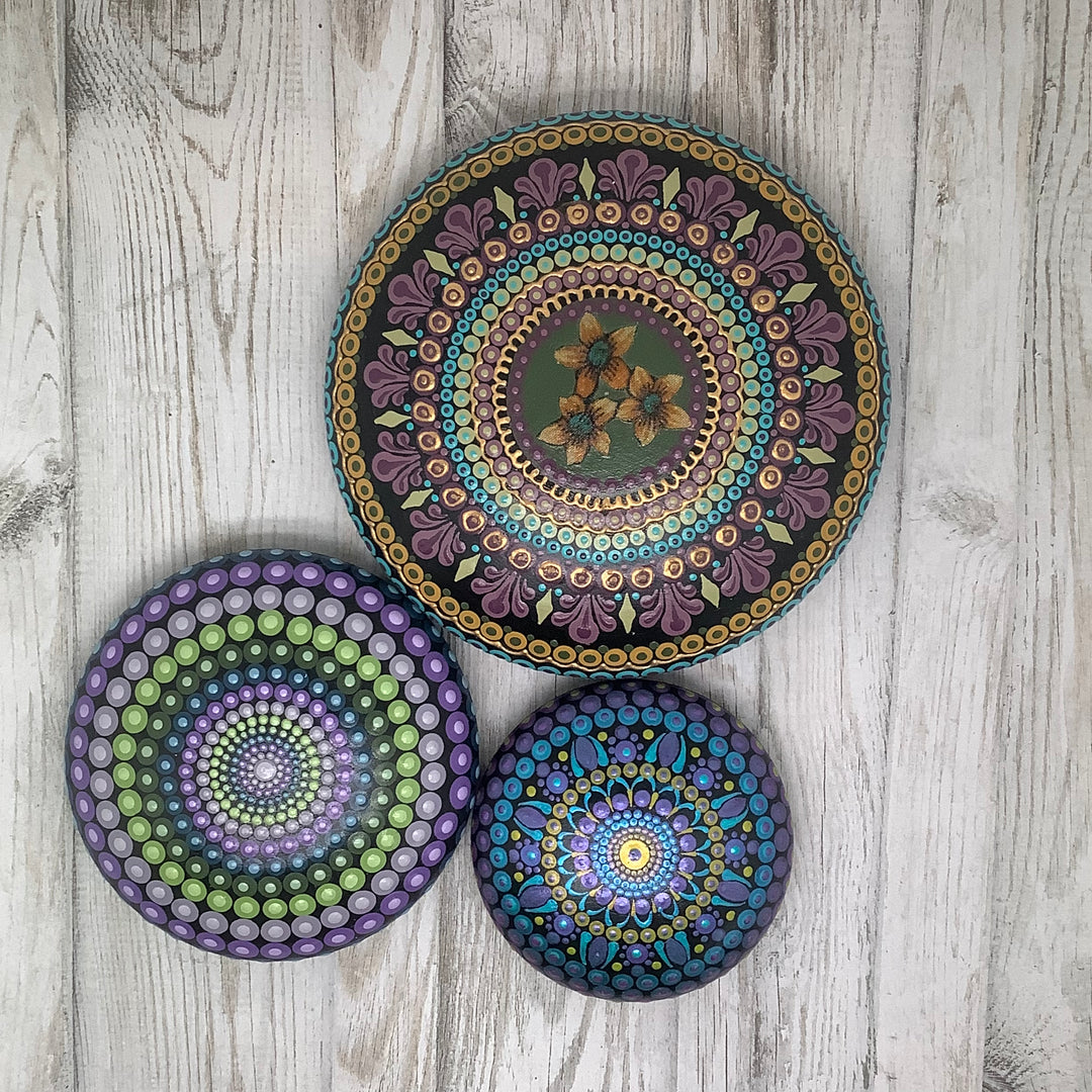 Mandala Steen in paars, groen, blauw en goud 