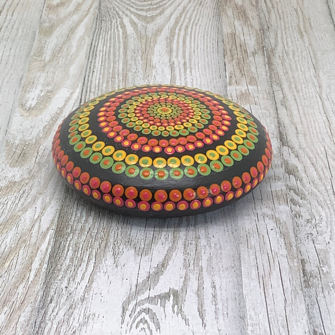 Mandala Steen Dot Art in groen, rood en geel 