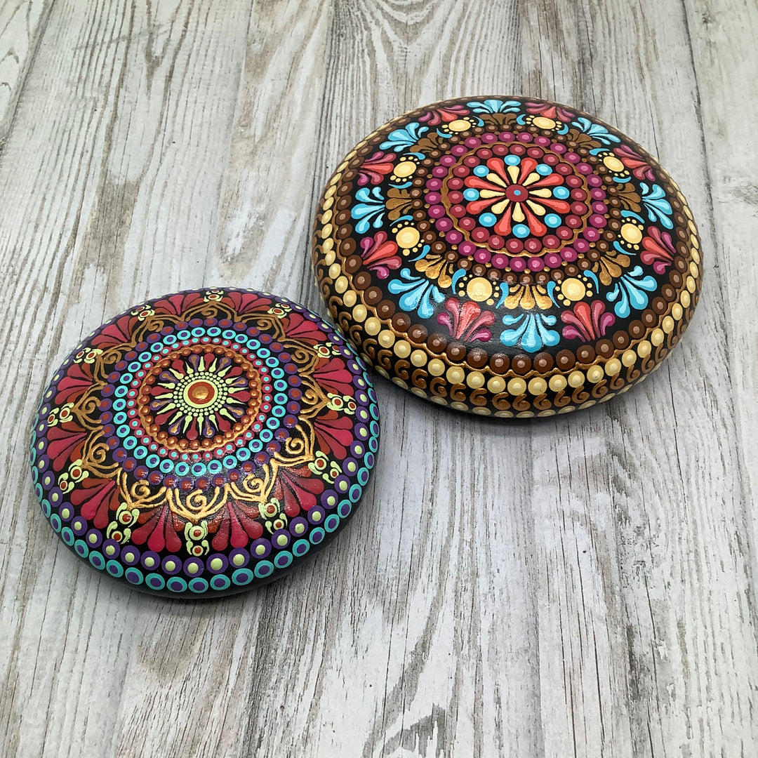 Mandala Steen in roze, paars, blauw en goud 