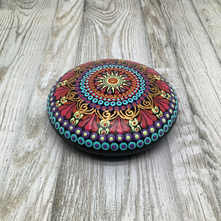 Mandala Steen in roze, paars, blauw en goud 