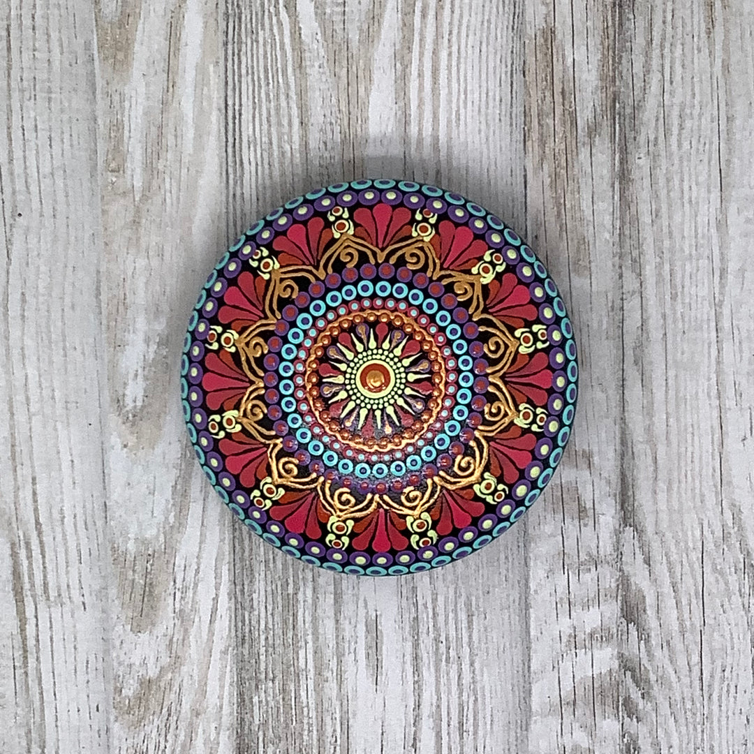 Mandala Steen in roze, paars, blauw en goud 