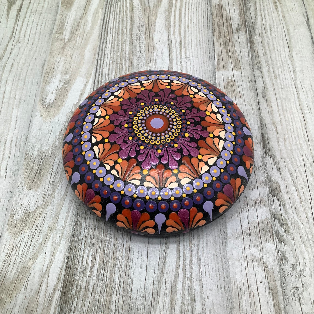 Mandala Steen in roze, oranje en lavendel 