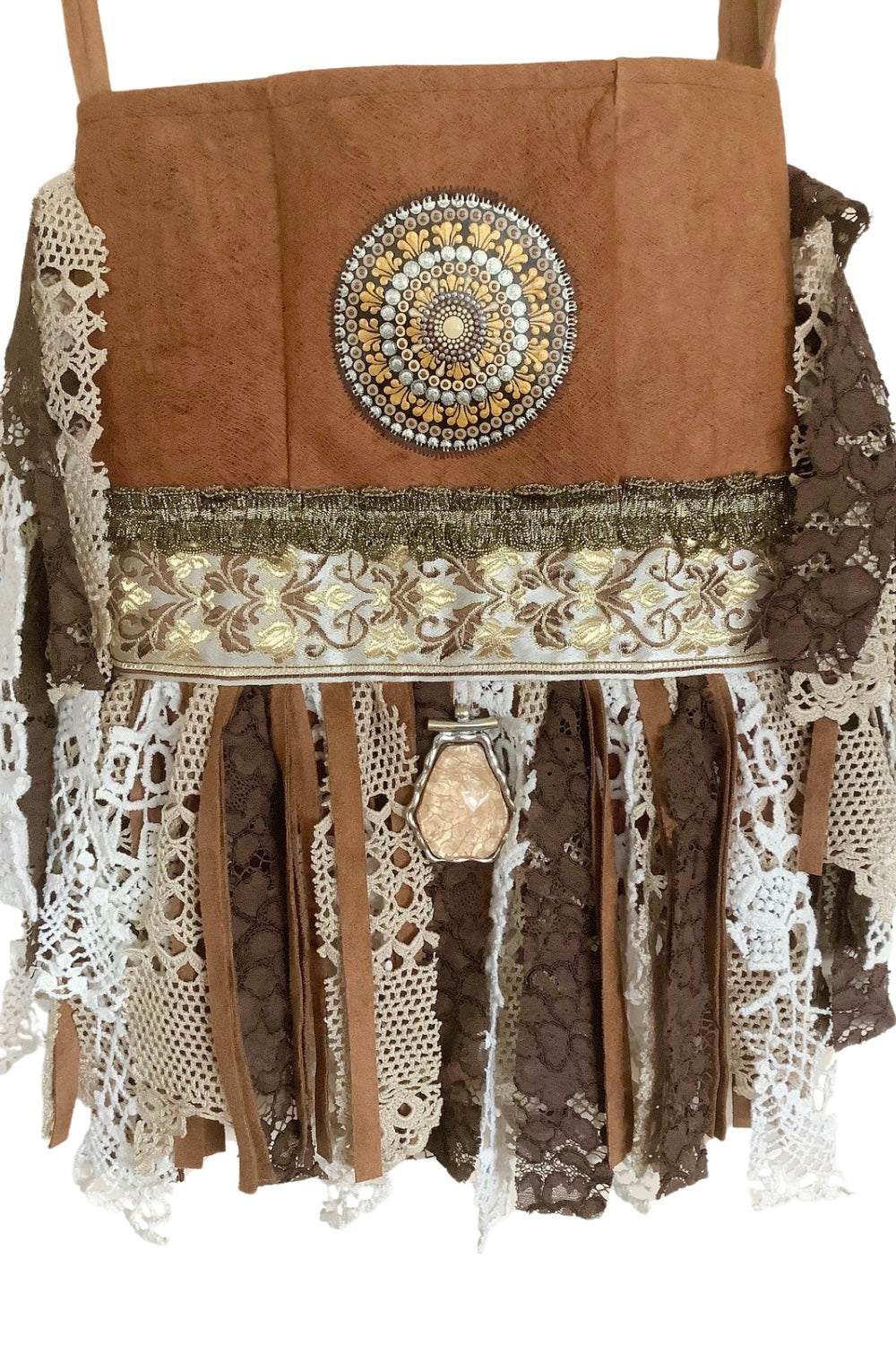 totaalplaatje crossbody tas dames bruin gemaakt van boomschors met mandala op de voorkant 