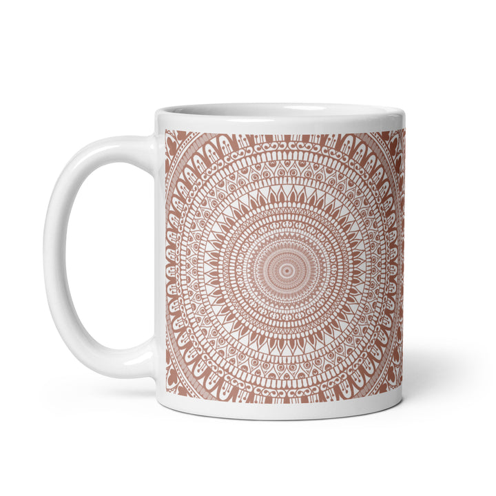 Terracotta Delight: Witte Mandala-mok met ingewikkeld Mehndi-ontwerp